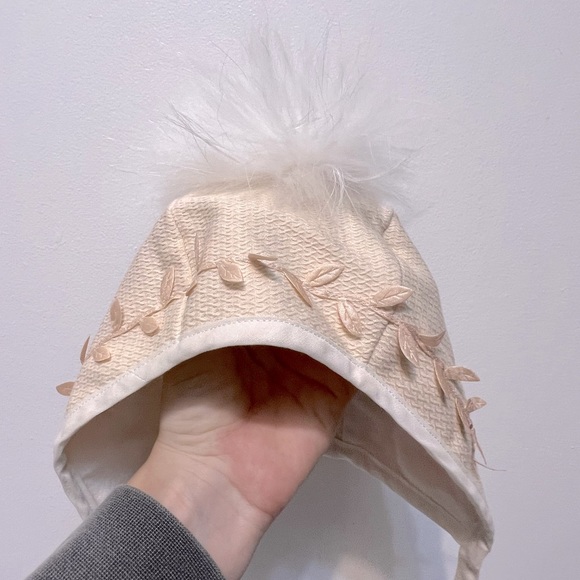 HANDMADE Baby beige bonnet with fur Pom Pom - Picture 2 of 3